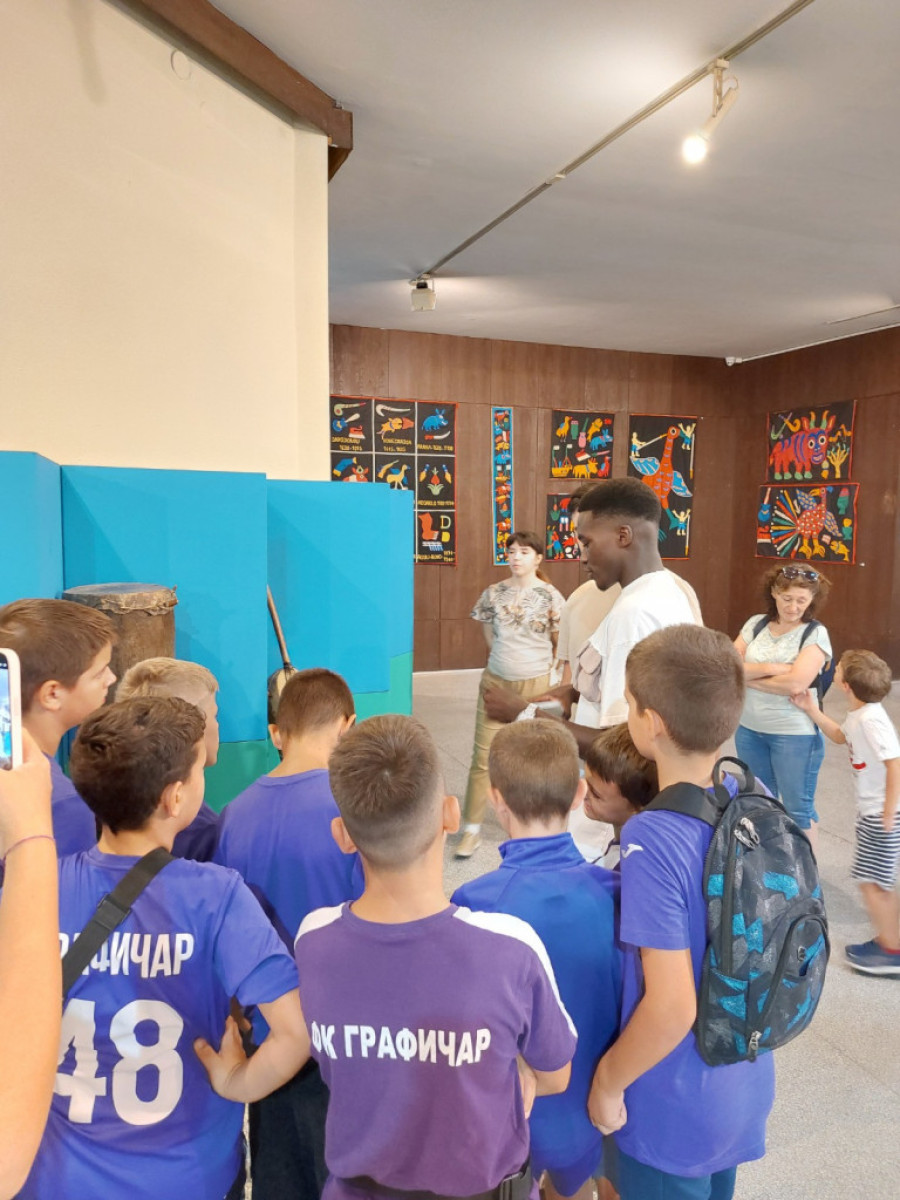 Međunarodni dan osoba afričkog porekla obeležen i u Grafičaru: Fol Falu sa decom iz školice fudbala obišao Muzej afričke umetnosti (FOTO)