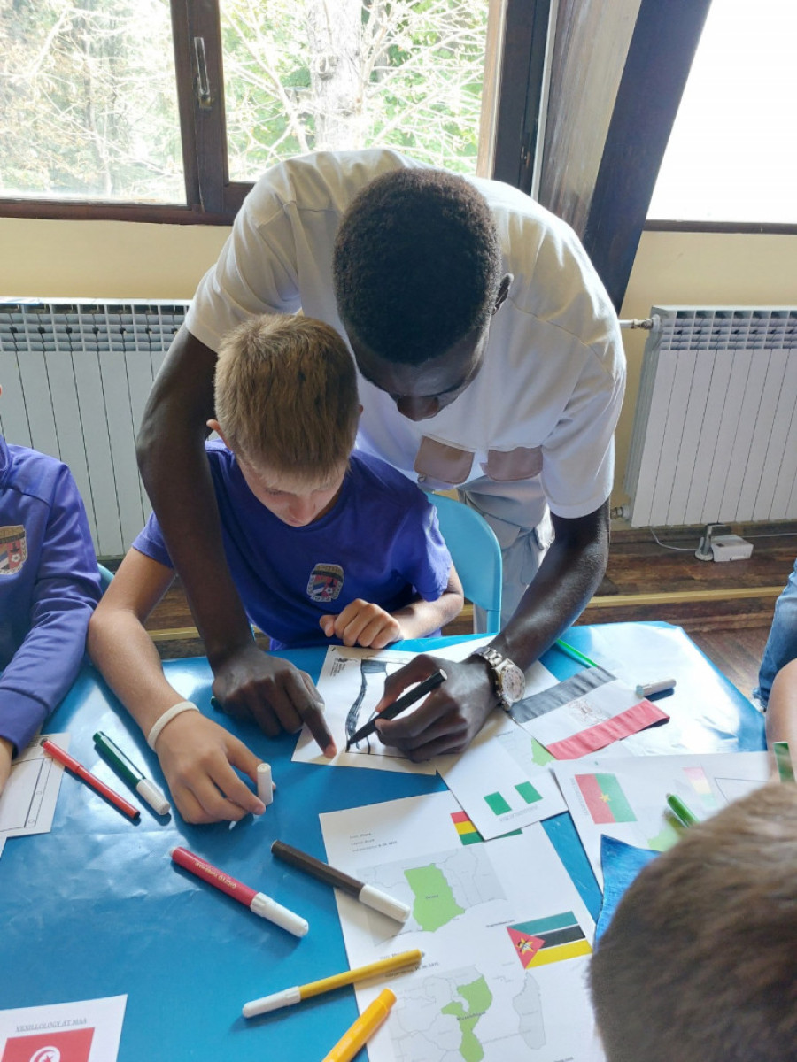 Međunarodni dan osoba afričkog porekla obeležen i u Grafičaru: Fol Falu sa decom iz školice fudbala obišao Muzej afričke umetnosti (FOTO)