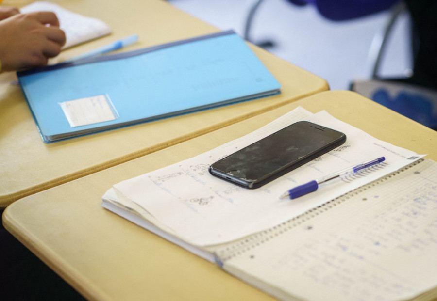 Zabrana mobilnih telefona: Roditelji, deca i prosvetni radnici u teškom klinču