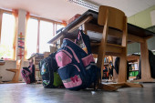 Alarmantno stanje kod škole na Voždovcu: Mladić prati decu, priča im čudne stvari, ušao i u hol ustanove!