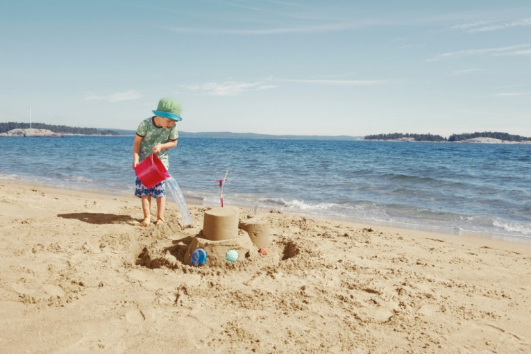 Dečak nastradao kada ga je zatrpao zamak od peska koji je izgradio sa drugom: Tragedija na plaži