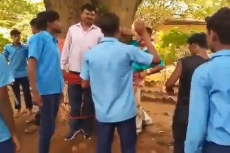 Učenici zavezali profesora matematike za drvo jer ih je oborio na ispitu (VIDEO)