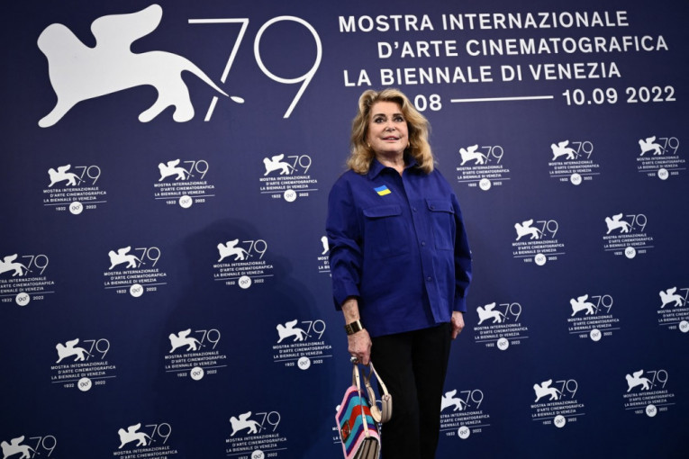 Katrin Denev stigla u Veneciju: Večeras dodela Zlatnog lava za životno delo legendarnoj francuskoj glumici (FOTO)