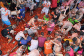 Nesvakidašnja tuča u Španiji - paradajzom! (FOTO)