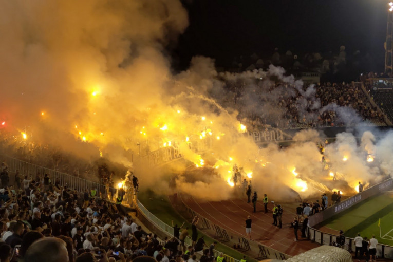 Grobari za početak "zapalili" stadion! Velika bakljada uvertira u derbi, a tu je i sećanje na Demira Jukića! (FOTO, VIDEO)