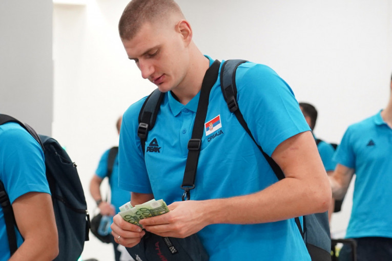 Baš su opušteni: Jokić vadio evre iz torbice, Orlovi nasmejani otputovali na Eurobasket! (FOTO GALERIJA)
