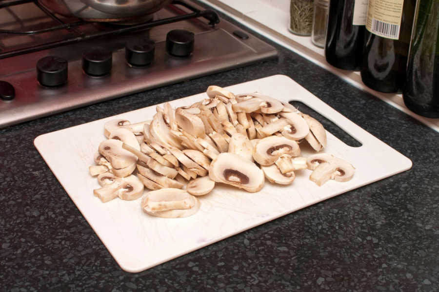 Daska za sečenje je prepuna tragova hrane? Potrebna su vam samo dva sastojka za perfektno čišćenje (VIDEO)