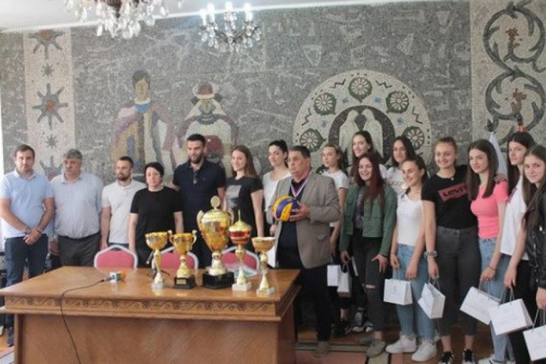 STARA PAZOVA: Predsednik Opštine organizovao prijem za najmlađe šampionke u odbojci