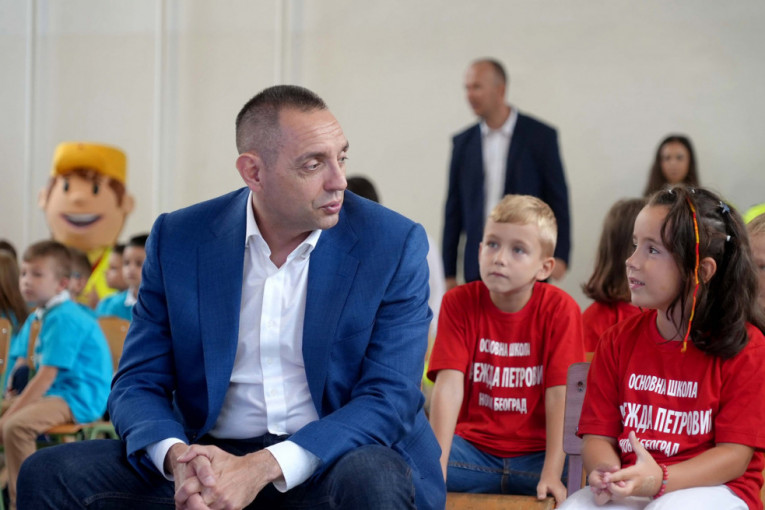Ministar Vulin poželeo prvačićima uspešan početak školske godine: Prioritet policije da deca budu sigurna i bezbedna (FOTO)