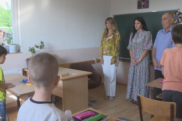 Uz zvuke himne počela nova školska godina u srpskoj enklavi na Kosovu! "Za sada nas niko ne dira, tu smo da našu decu naučimo ćirilici"