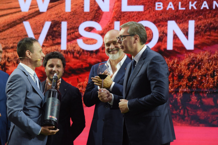 Vučič na sajmu "Vinska vizija Otvorenog Balkana": Vino se pije sve više, jer naše zemlje napreduju sve više (FOTO/VIDEO)