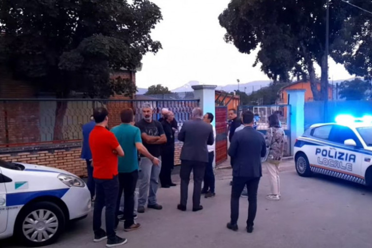 Horor u Italiji! U porti crkve ljuljaška ubila devojčicu albanskog porekla (VIDEO)