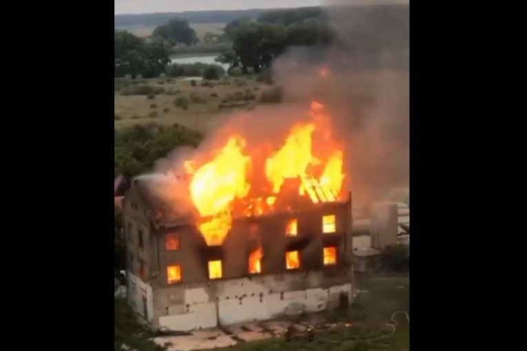 Lokalizovan ogroman požar u Šapcu! Gorelo 1.000 kvadrata starog mlina (VIDEO)