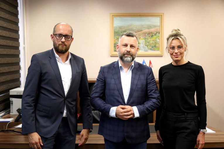 Fondacija "Dajana Paunović" donirala tablete i računare učenicima iz Štrpca (FOTO)