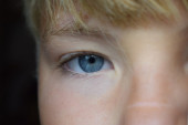 Dečaku u bolnici iscurio lepak u oko! Bukvalno su ga čupali, dete doživelo traume, a šta je sa doktorkom?