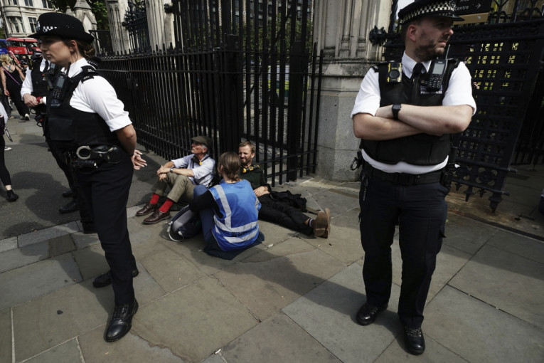 Incident u parlamentu Velike Britanije: Aktivisti se zalepili superlepkom (FOTO)