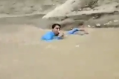 Pakistanski novinar izveštavao o poplavama u vodi do grla: Izazvao oprečne reakcije na društvenim mrežama - heroj ili cirkusant? (VIDEO)