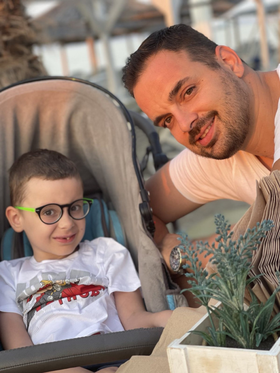 Matija iz Beograda je juče krenuo u prvi razred, ali umesto radosti, u školi ga je dočekalo poniženje i razočarenje! (VIDEO)