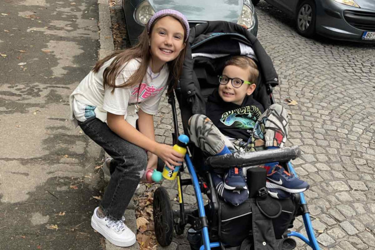 Matija iz Beograda je juče krenuo u prvi razred, ali umesto radosti, u školi ga je dočekalo poniženje i razočarenje! (VIDEO)