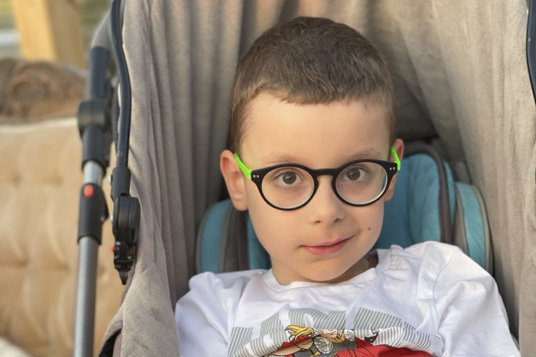 Matija iz Beograda je juče krenuo u prvi razred, ali umesto radosti, u školi ga je dočekalo poniženje i razočarenje! (VIDEO)