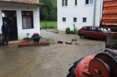 "Nismo oka sklopili od straha, voda oko kuće bila je pola metra": Preteška noć iza meštana sela Brusnik (FOTO/VIDEO)