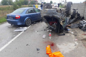 Uznemirujuće scene sa mesta nesreće kod Leskovca: Demolirana vozila, krhotine po putu, tragovi kočenja... (FOTO)
