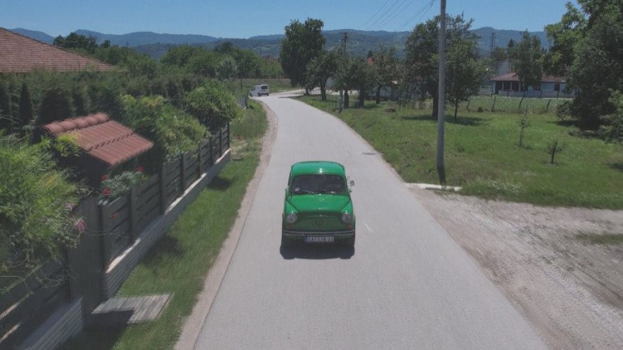 Tijana i Filip izabrali "fiću" umesto raskošne limuzine: Uplivali u bračne vode uz pomoć čuvenog simbola bivše Jugoslavije! (FOTO)