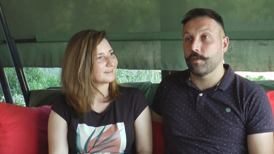 Tijana i Filip izabrali "fiću" umesto raskošne limuzine: Uplivali u bračne vode uz pomoć čuvenog simbola bivše Jugoslavije! (FOTO)