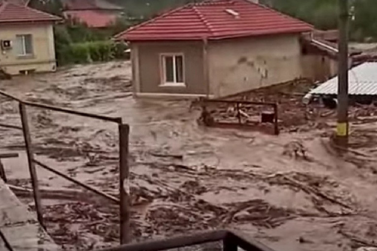 Stravične poplave u Bugarskoj: Reke na ulicama, voda nosi sve pred sobom! Nekoliko sela odsečeno od sveta (VIDEO)