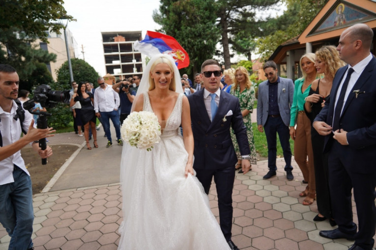 Prve fotografije sa venčanja Anje Mit! Glumica kao princeza iz bajke: Najmiliji na okupu, ispred crkve se i zastava vijori! (FOTO)