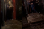 Isplivao snimak masovne tuče u Skadarliji! Muškarca na vratima pokušavali da obuzdaju, motiv bila devojka? (VIDEO)