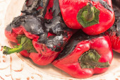 Kako da najlakše oljuštite pečene paprike? Ovaj jednostavan trik primenjuju iskusne domaćice