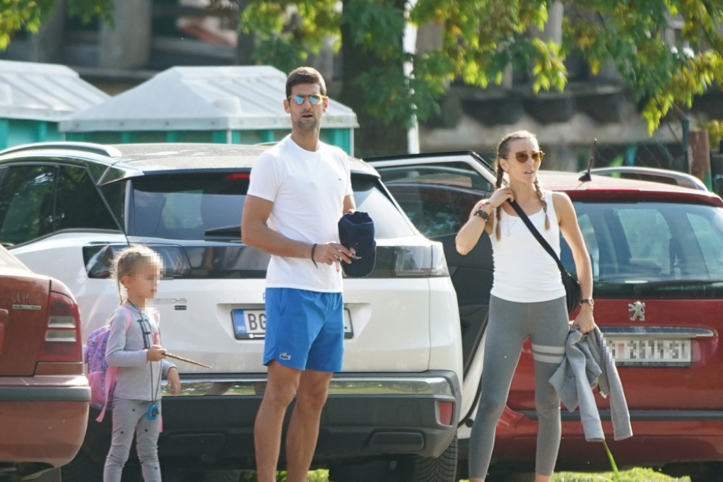 Novaku brane da igra, ali on baš uživa: Cela porodica uživa na Adi, kao i mnogi Beograđani (FOTO GALERIJA)