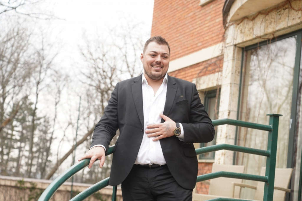 "Ispao sam budala, napravio sam rez od kuka do kuka": Naš pevač skinuo 20 kila, pa sve vratio!