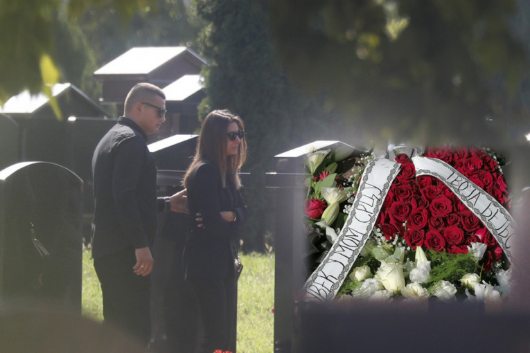 Ona je bila pored njega kad je upucan u glavu: Misica na grob ubijenog “škaljarca” ostavila buket crvenih ruža sa porukom (FOTO/VIDEO)