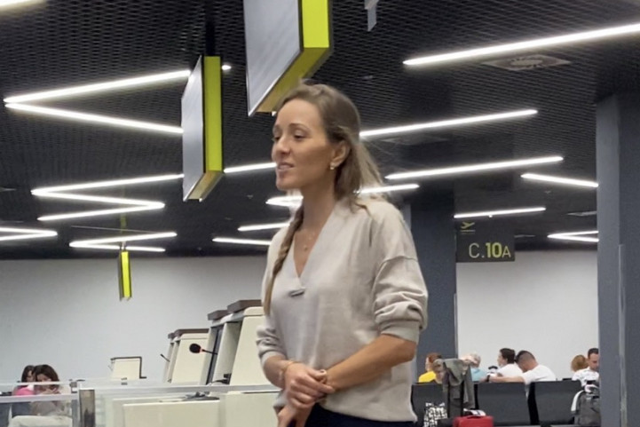 Paparaco! Jelena Đoković uhvaćena na aerodromu! Šeta tašnu od 3.000 dolara, a nećete verovati šta jede (FOTO/VIDEO)
