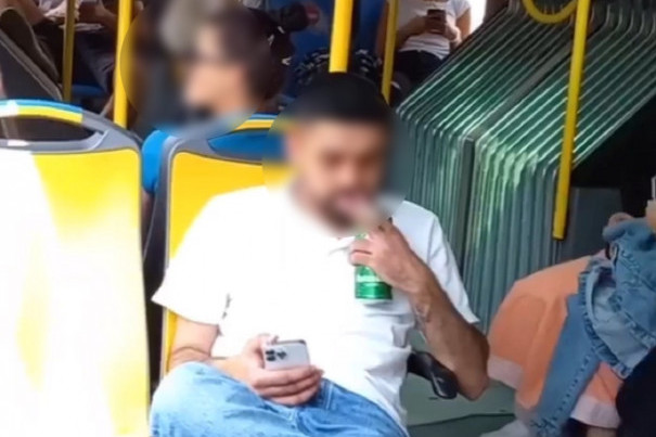 Prizor koji je šokirao beogradske putnike! Muškarac sedi, pije pivo i puši usred autobusa! (FOTO)