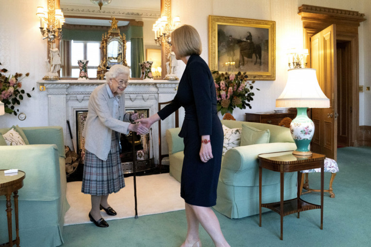 Sada je i zvanično: Kraljica Elizabeta II imenovala Liz Tras za novu britansku premijerku