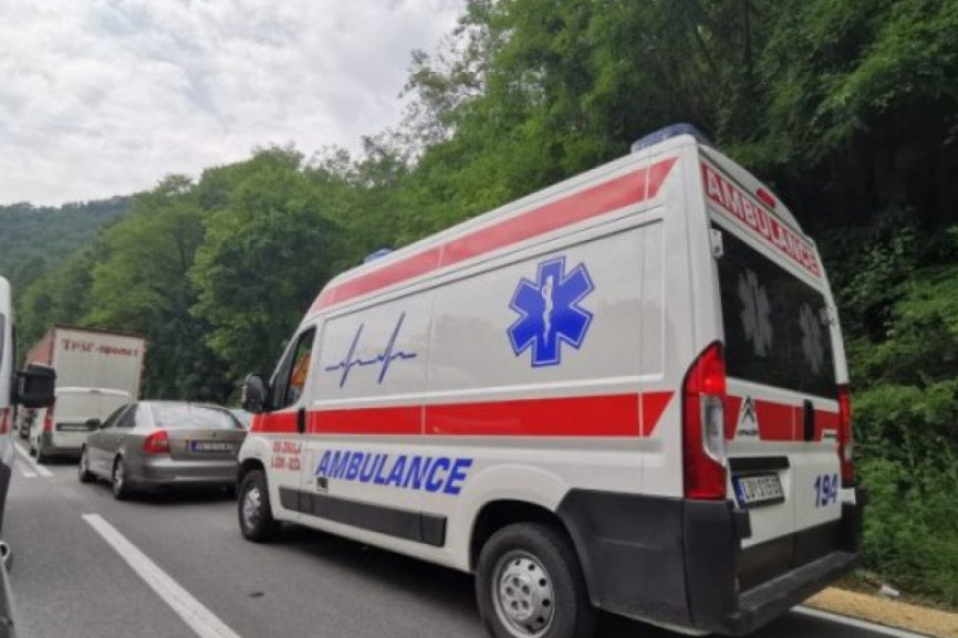 Sudar u Surčinu: "Audi" se sudario sa kamionom, pa se prevrnuo na krov, povređena devojka