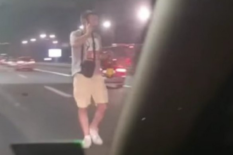 Totalno ludilo! Muškarac sa pićem u ruci šeta auto-putem - "Lagana i opuštena šetnjica..." (VIDEO)