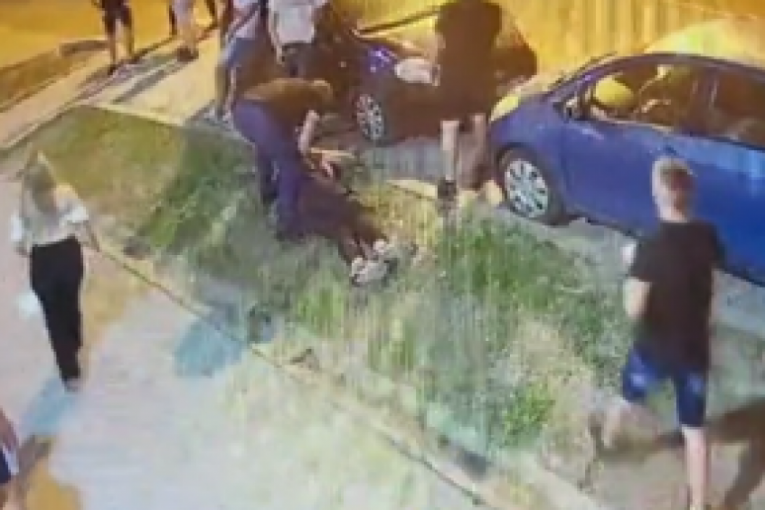 Isplivao snimak masovne tuče ispred lokala u Inđiji! Mladići nasrnuli na jednog, on im vratio pa pobegao (VIDEO)