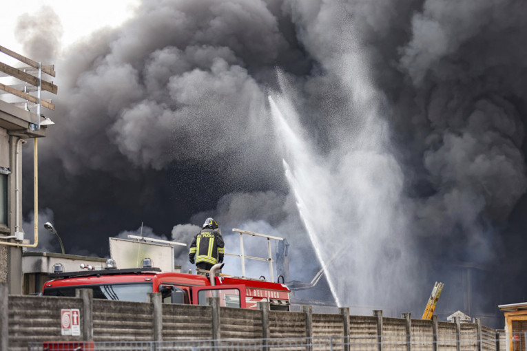 Požar u hemijskoj fabrici u Italiji: Šestoro povređeno, tri osobe hitno hospitalizovane, za jednom se traga! (VIDEO/FOTO)