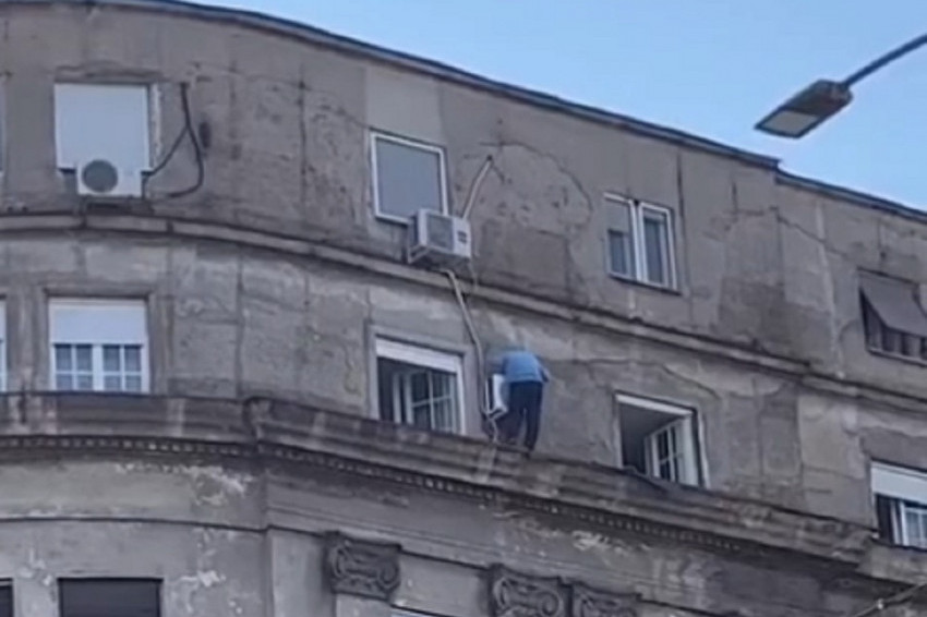 Proći će vas trnci: Dekica u centru Beograda hoda po simsu pretposlednjeg sprata jedne zgrade! (VIDEO)