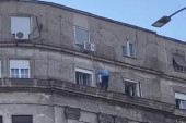 Proći će vas trnci: Dekica u centru Beograda hoda po simsu pretposlednjeg sprata jedne zgrade! (VIDEO)
