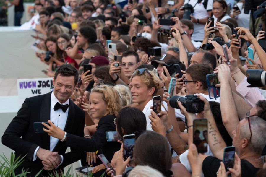 Još jedan trijumf u Veneciji: Hju Džekman nagrađen desetominutnim ovacijama za potresnu ulogu u drami „Sin“ (FOTO/VIDEO)