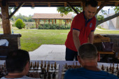 Osuđenici iz Padinske skele igrali simultanku sa šahovskim velemajstorom (FOTO)