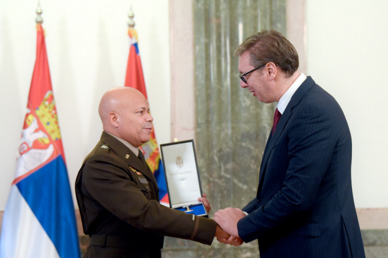Predsednik Vučić dodelio orden komandantu Garde Ohaja Džonu Harisu