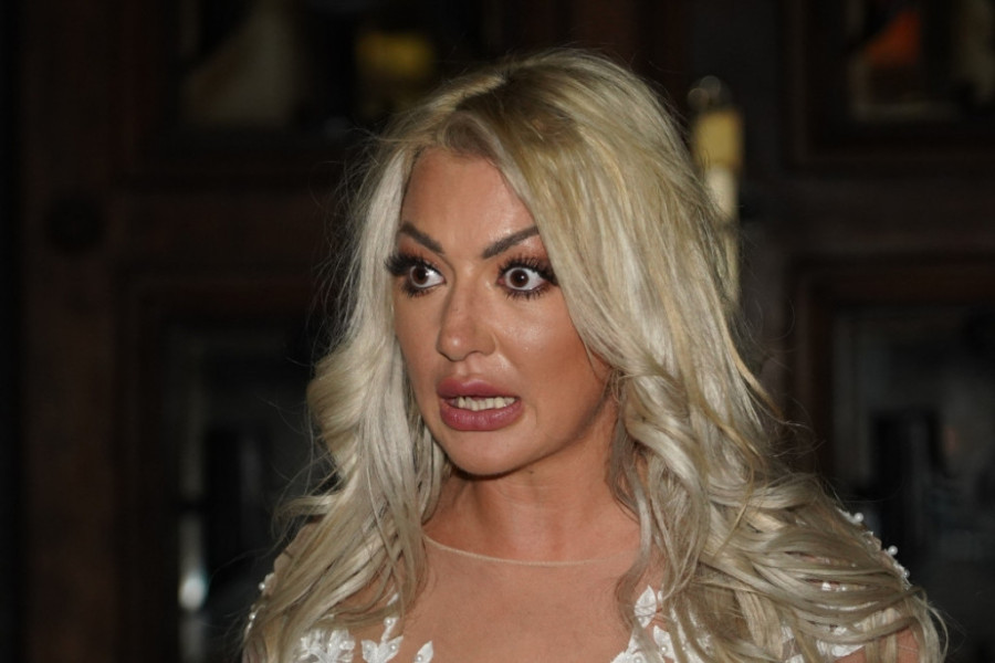 "Imali su odnose na stolu ispod kojeg sam ja čučala i pevala!" Pevačica iznela šok detalje privatnog slavlja