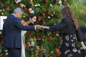 Lepa Amal Kluni, pored lepe Džulije Roberts, ukrala pažnju na premijeri novog filma svoga supruga - i to u jednostavnoj haljini