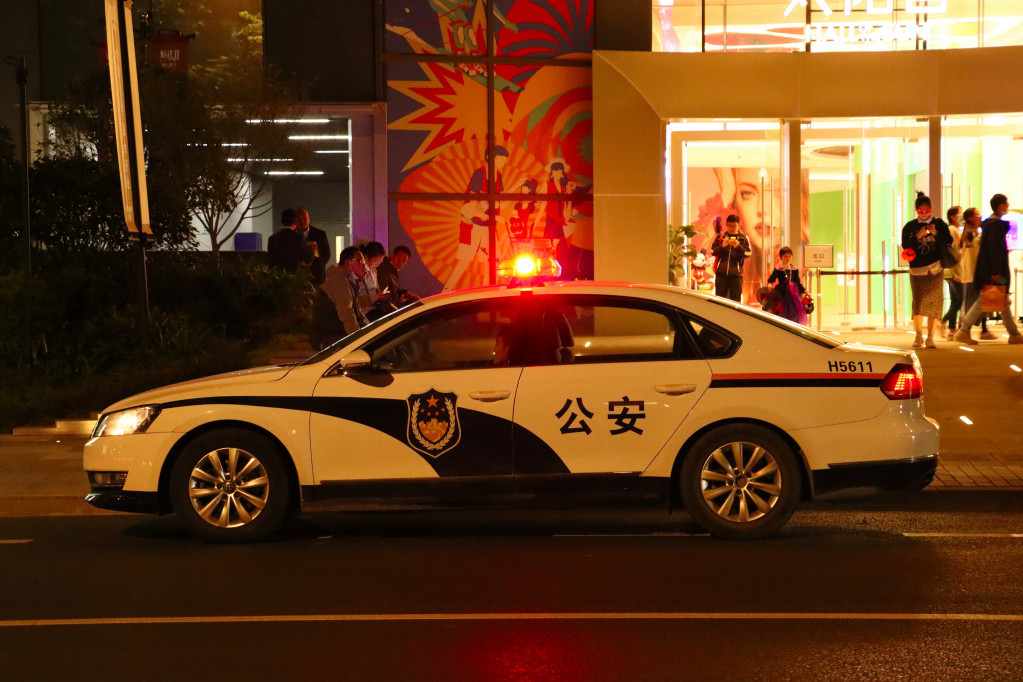 Kineska policija ne prašta: Koliko je kreativna, toliko je i brutalna kazna za vožnju sa dugim svetlima